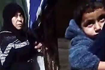 فیلم/ تصاویر جنجالی اجبار زن به بوسیدن پای مادرشوهر