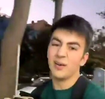 فیلم/ مهارت انگلیسی یک پسر دستفروش خبرساز شد