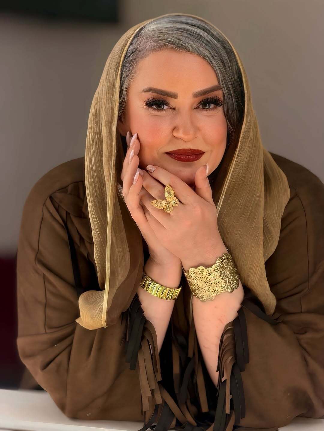 نعیمه نظام‌دوست با اکسسوری‌های طلایی