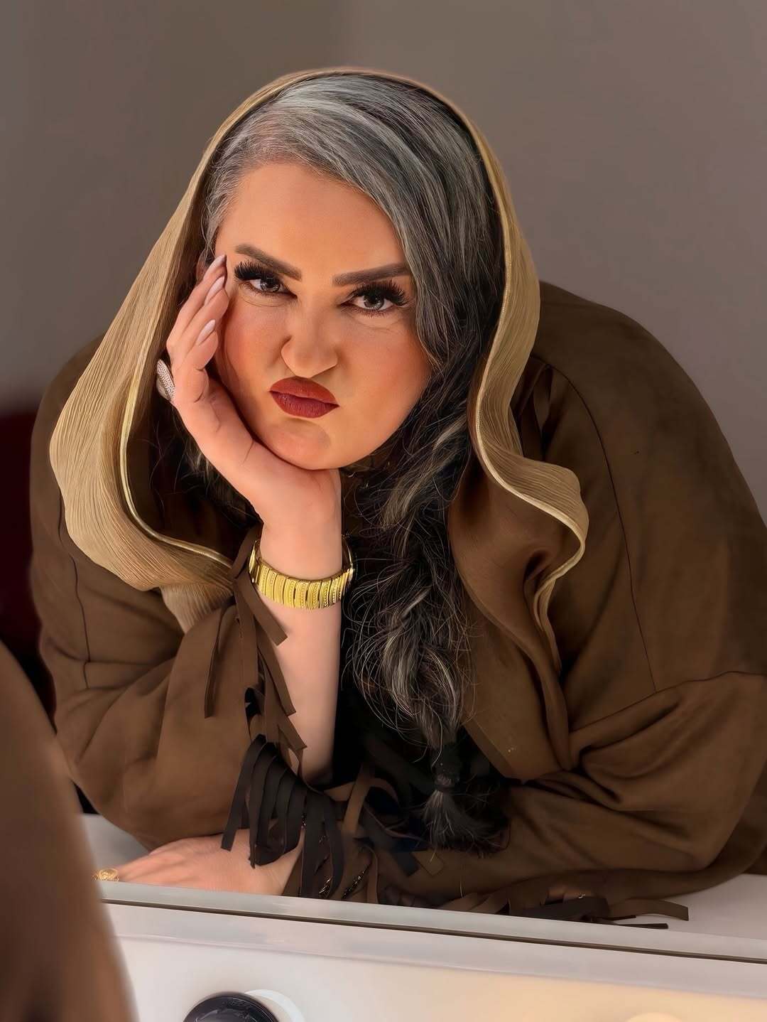 نعیمه نظام‌دوست با اکسسوری‌های طلایی