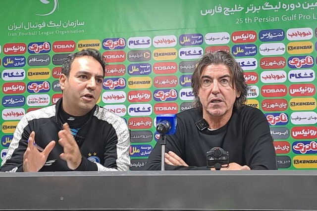 اعتراض سرمربی استقلال به اعلام پنالتی اعتراض سرمربی استقلال به اعلام پنالتی