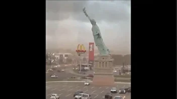 سقوط ماکت مجسمه آزادی در برزیل بر اثر طوفان