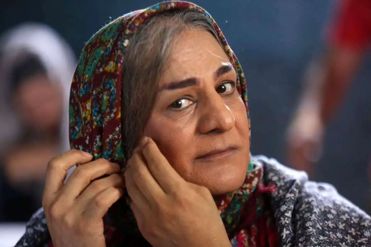 گریم سنگین سیاوش چراغی‌پور در نقش یک زن با چادر گل گلی