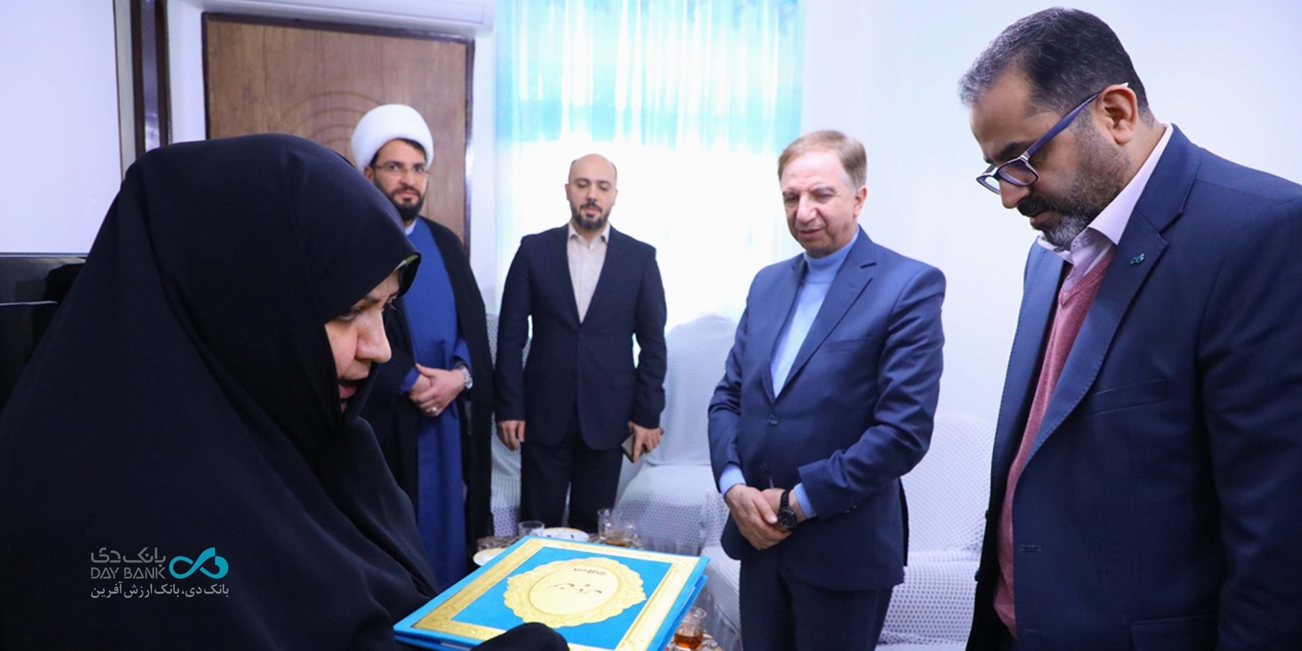 دیدار مدیرعامل و عضو هیأت‌مدیره بانک دی با مادر شهید جنگ ۱۲ روزه