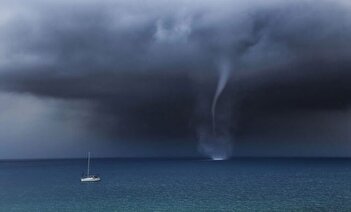 پدیده نادر گردباد دریایی در خلیج فارس + فیلم