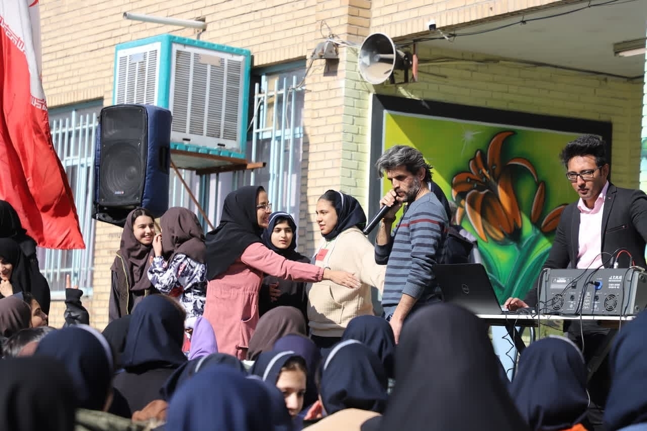 مدارس نباید مانند پادگان اداره شوند