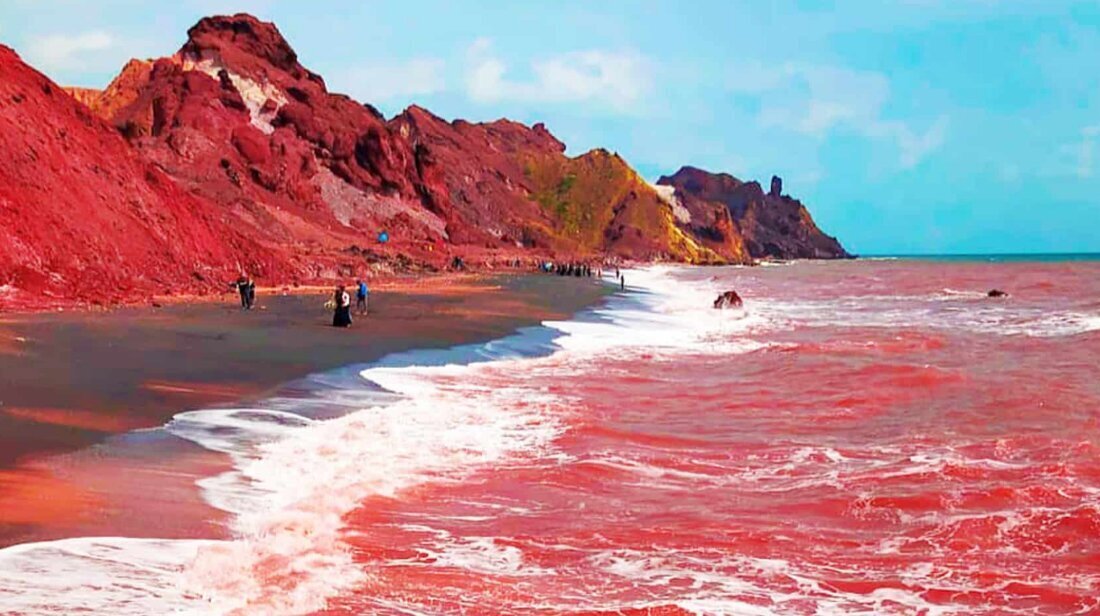 خاک سرخ و آب‌های نیلگون خلیج‌فارس