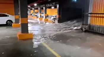 فیلم/ آبگرفتگی پارکینگ‌های کیش در پی بارش شدید