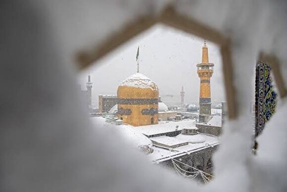 عکس/ لحظه زیبای بارش برف در حرم امام رضا (ع)