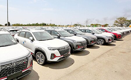 قیمت‌ها در بازار خودرو بالا و پایین می‌رود/ چه کسی سود می‌کند؟