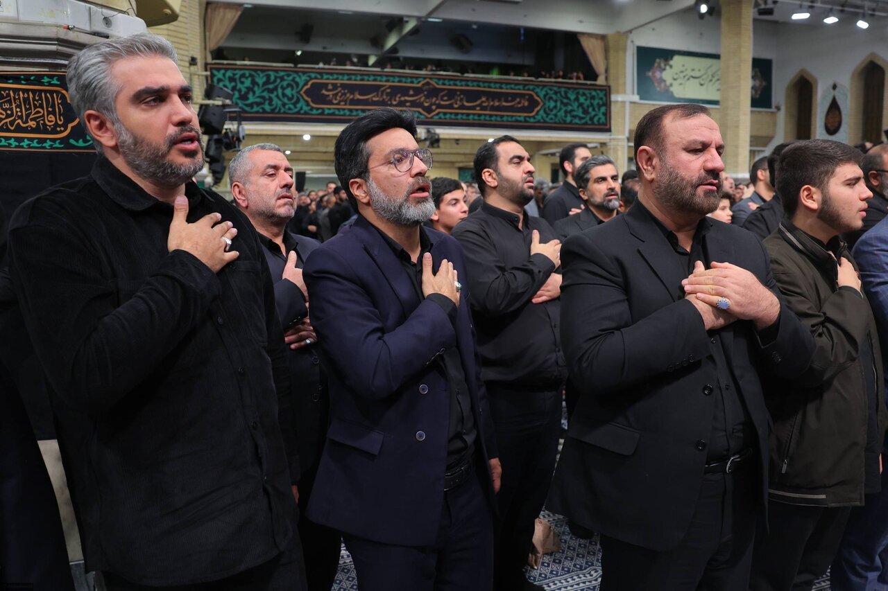 تصاویر حضور دو مجری صداوسیما در حسینیه امام خمینی