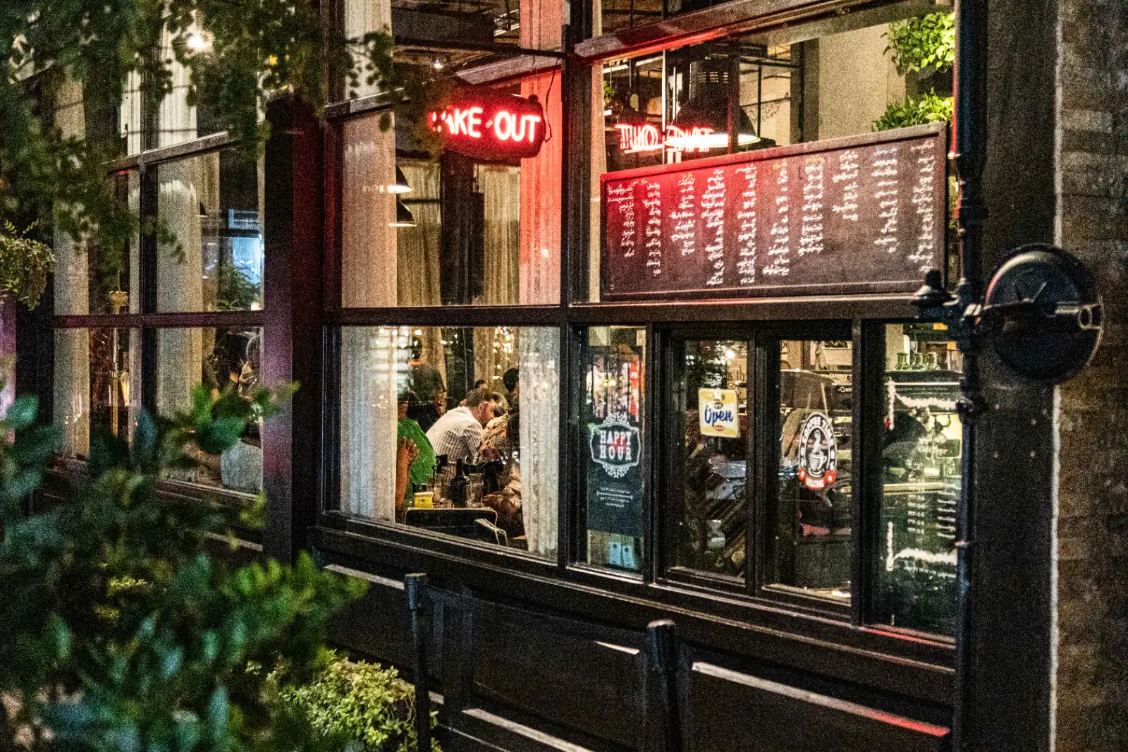 مساله تنها قهوه نیست؛ بررسی نقش کافه‌ها در شکل‌گیری گفت‌وگوها و اختلافات سیاسی ایران