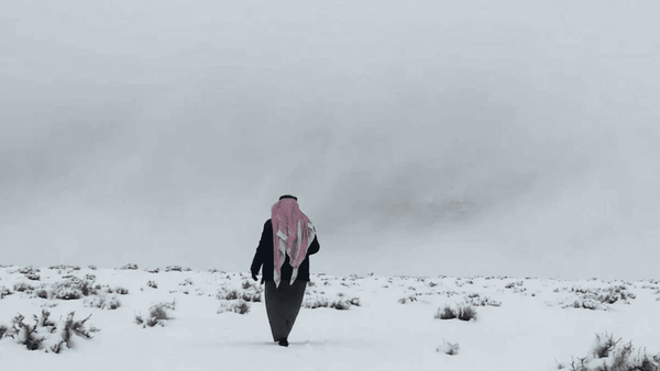 فیلم/ برف نادر در عربستان و برف‌بازی سعودی‌ها
