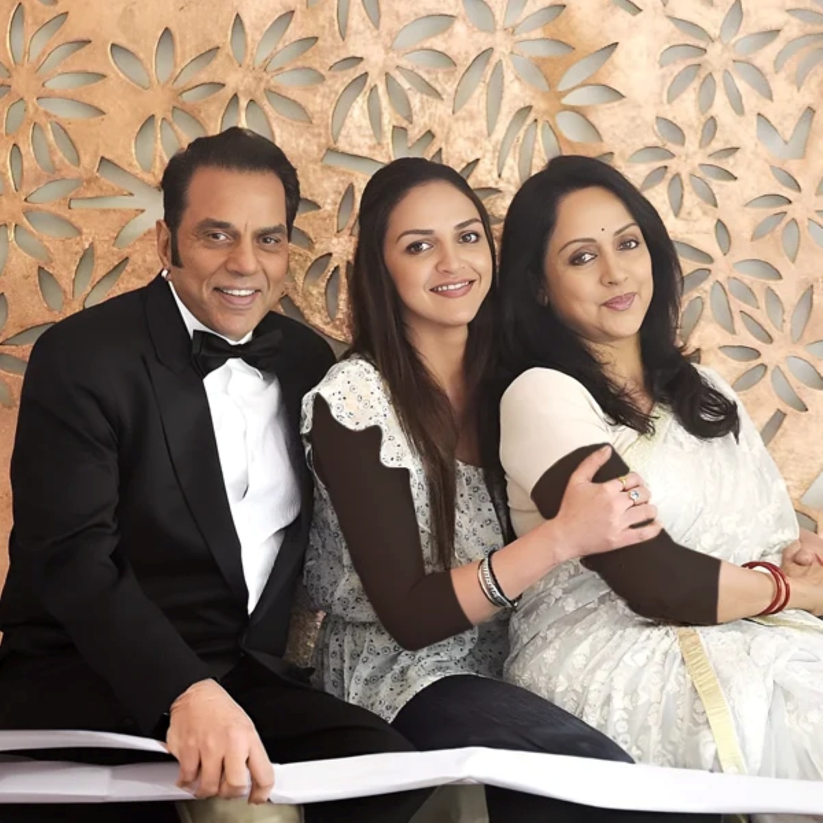 درمندرا و همسر و فرزندش