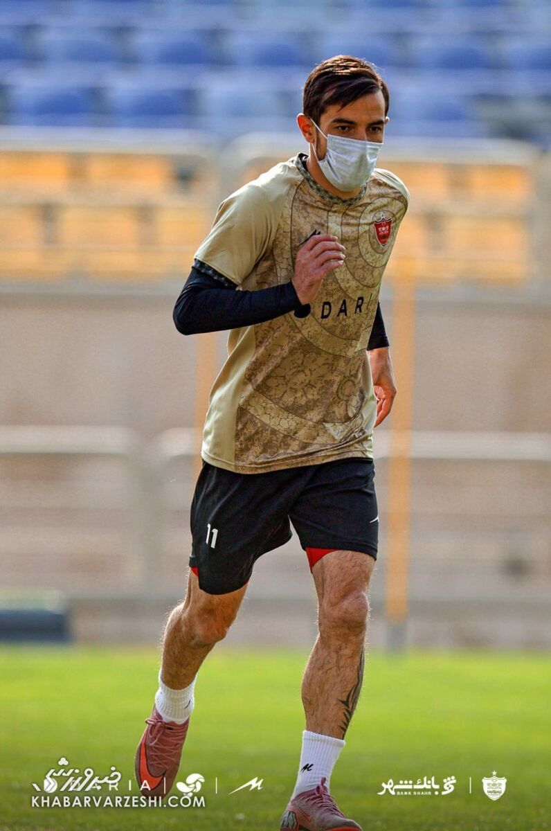 فرشاد احمدزاده با ماسک