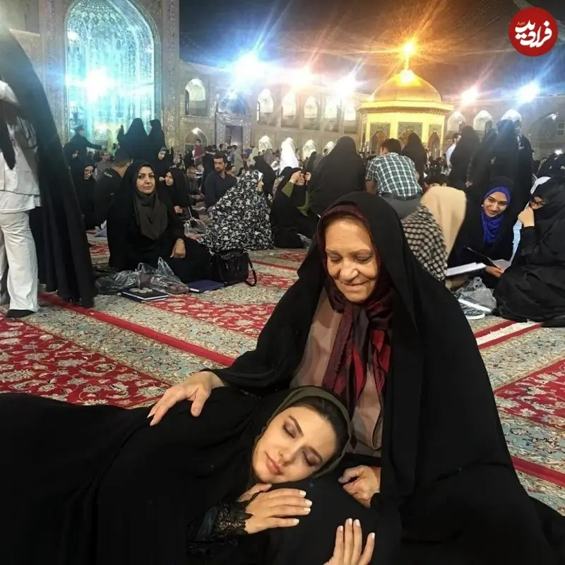 عکس قدیمی لیندا کیانی با مادرش در حرم امام رضا (ع)