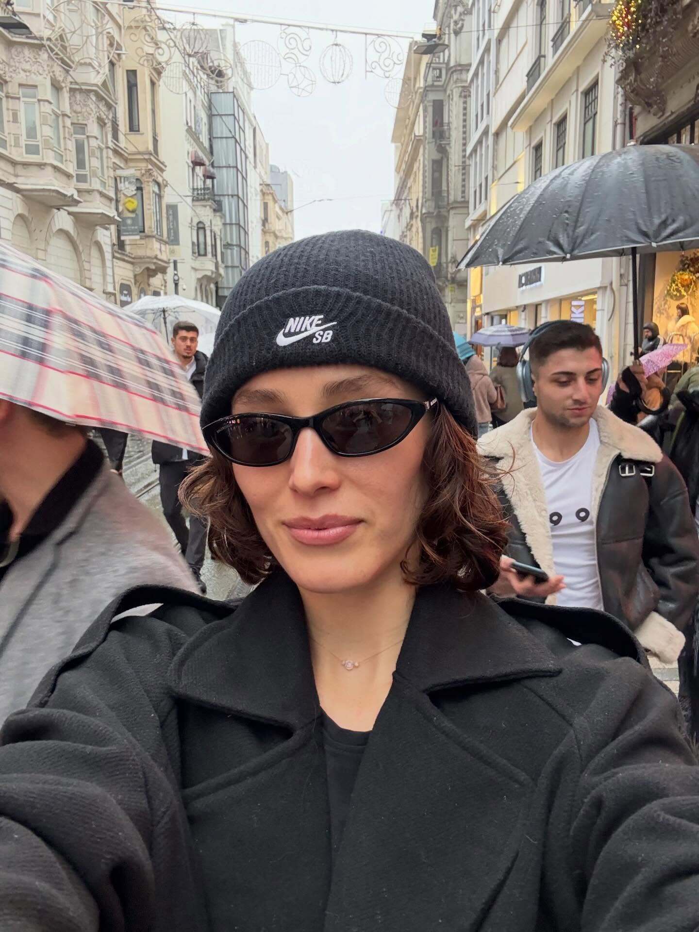 قدم زدن فرشته حسینی در خیابان‌های بارانی استانبول