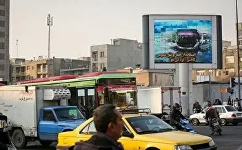 فیلم/دختر بی‌حجاب و روحانی در کنار هم در راهپیمایی