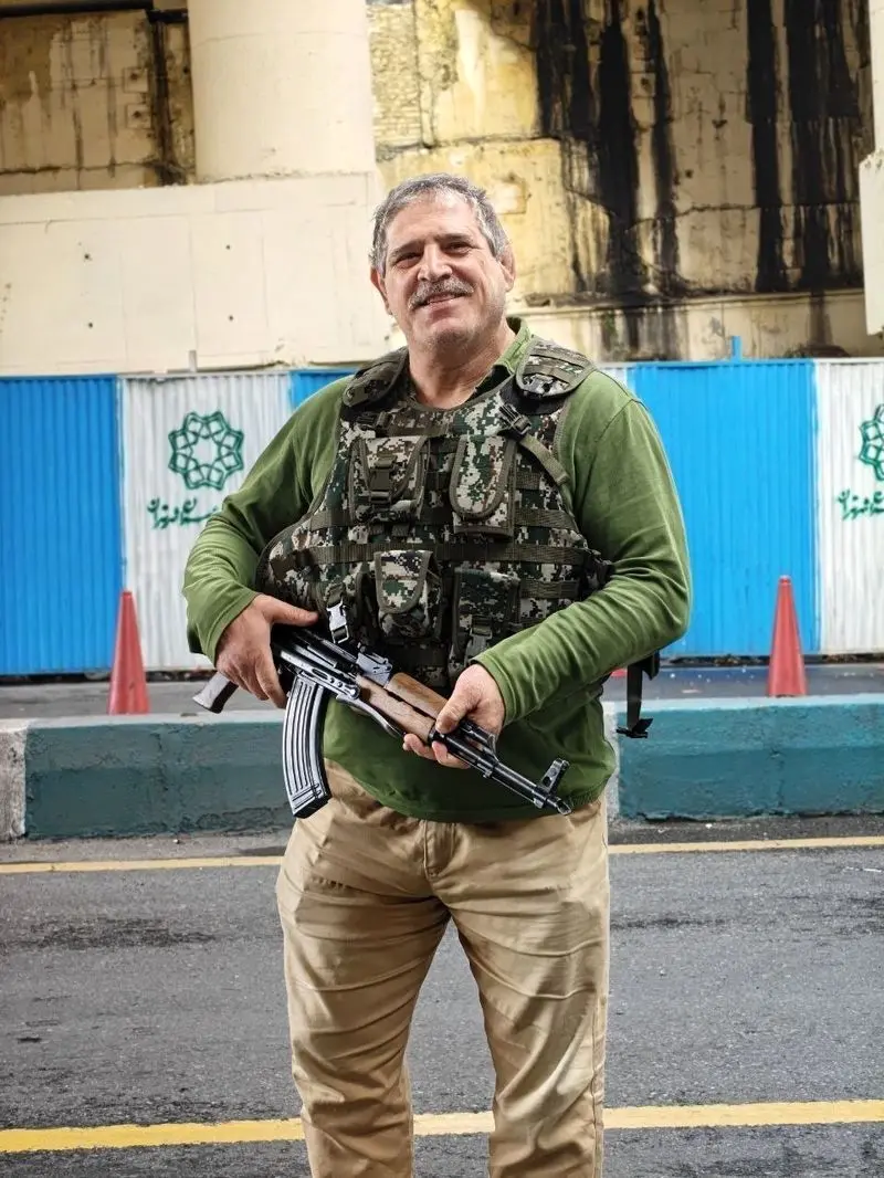 عباس جدیدی با کلاشینکف