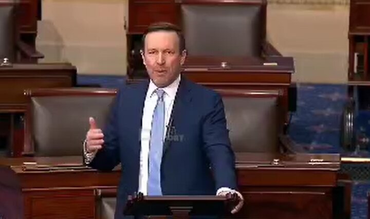 سناتور دموکرات: ترسناک است که ترامپ تا این حد از واقعیت فاصله دارد