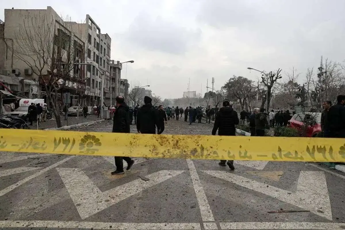 روایت یک ظهر باورنکردنی جنگی در تهران/ وقتی خیابان پیروزی بوی باروت گرفت