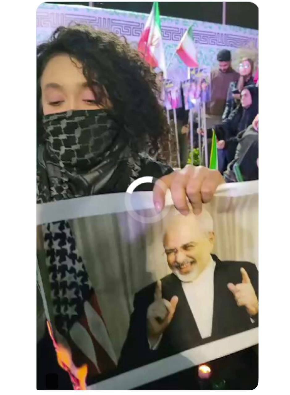 دختری که عکس ظریف را آتش زد