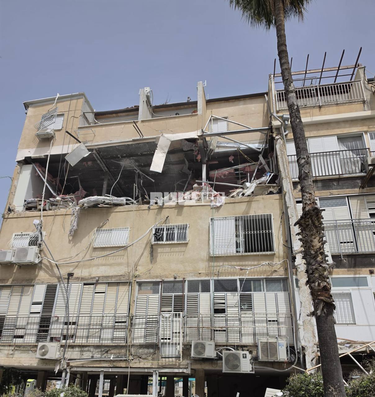 آثار خرابی بر خانه‌های تل‌آویو در اثر اصابت موشک‌های بارشی ایران