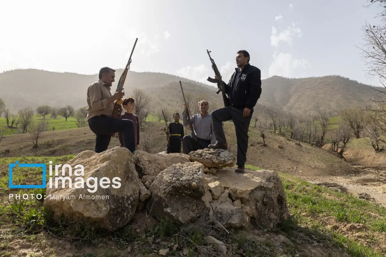 تصاویری از روستائیان شهرستان لردگان در جستجوی خلبان آمریکایی