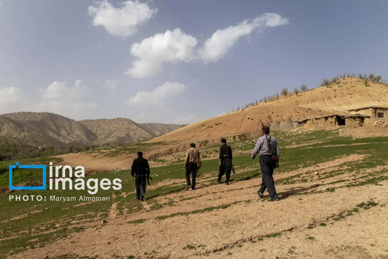 تصاویری از روستائیان شهرستان لردگان در جستجوی خلبان آمریکایی