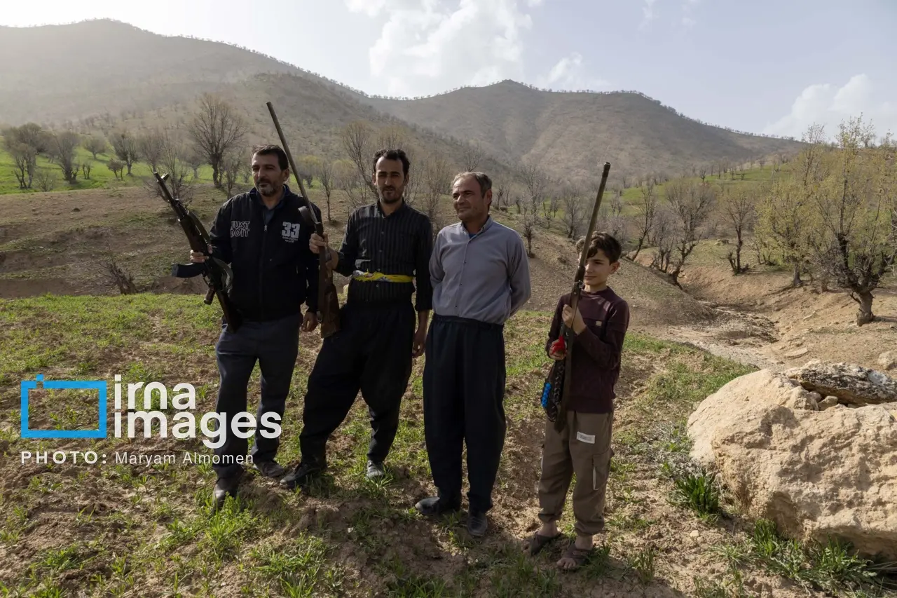 تصاویری از روستائیان شهرستان لردگان در جستجوی خلبان آمریکایی