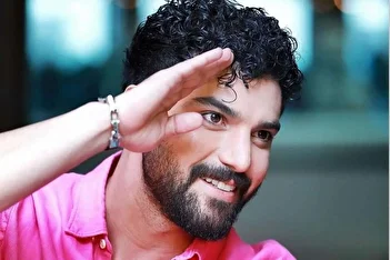 فیلم / دیدار سینا مهراد با خانواده دانش‌آموزان میناب