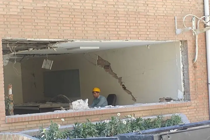 استاد دانشگاه شریف در کلاس درس