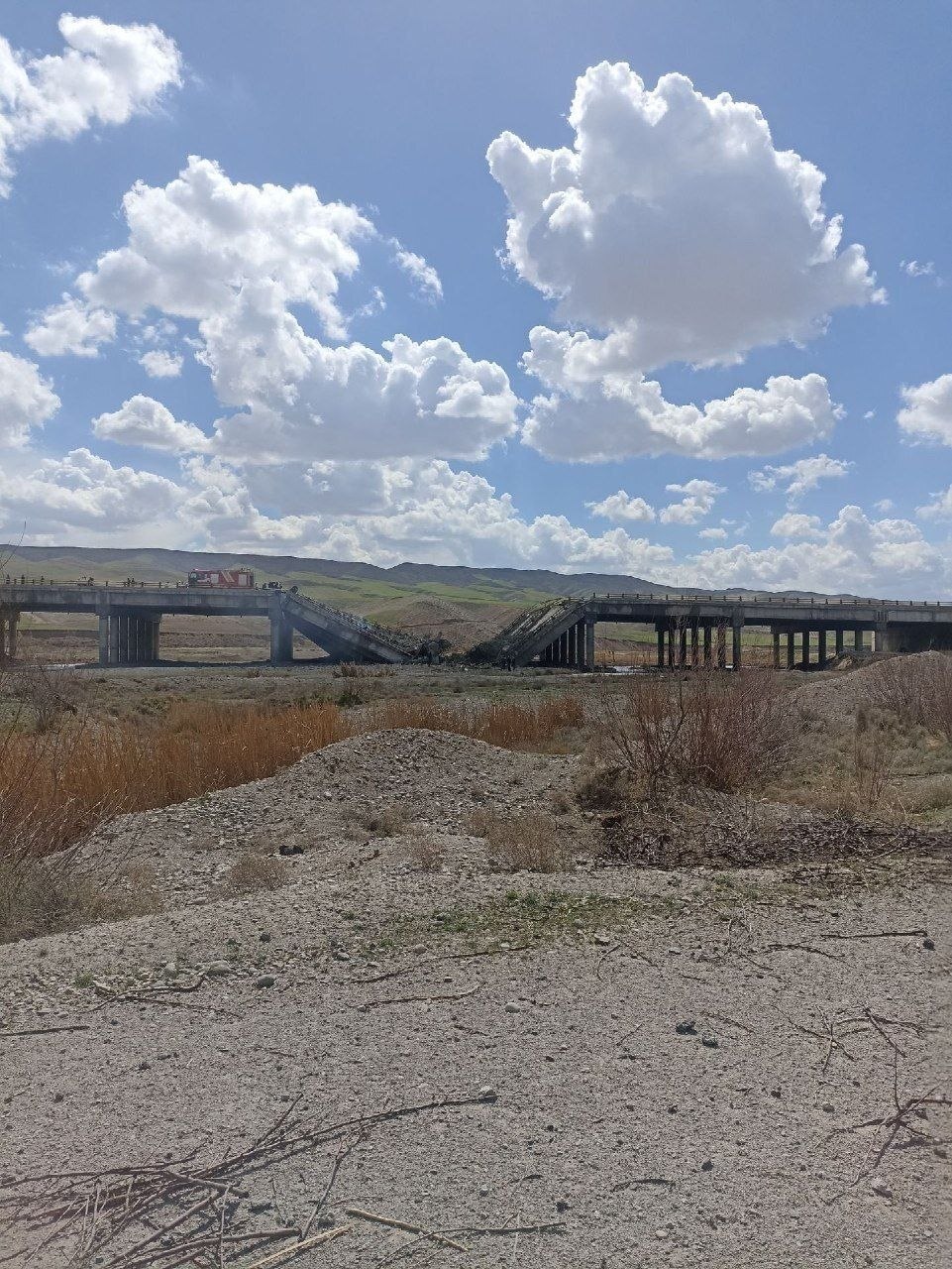 تصویری از پل دو بانده آزاد راه تبریز - زنجان (جاده تهران) که ساعتی پیش توسط دشمن صهیونیستی مورد هدف قرار گرفت