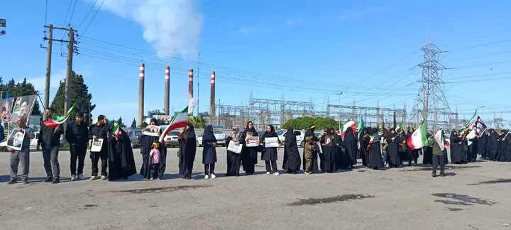 زنجیره انسانی در نیروگاه برق نکا