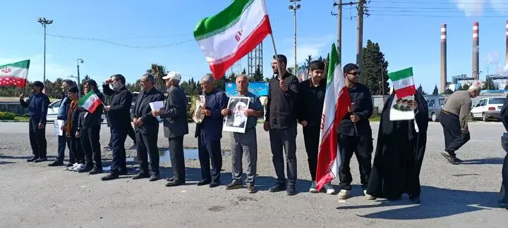 زنجیره انسانی در نیروگاه برق