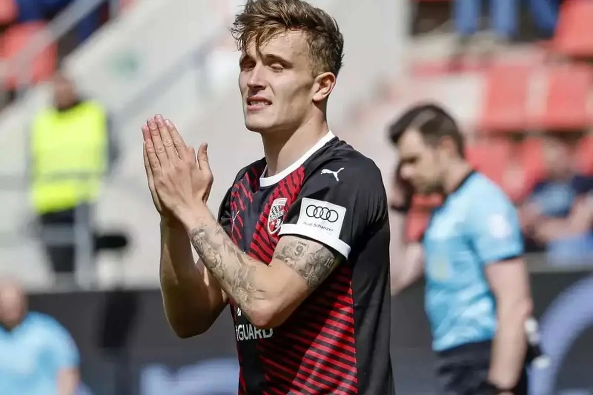 دنیس اکرت فوتبالیست