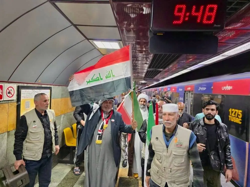 تصاویری از حضور مسافران عراقی در مترو تهران