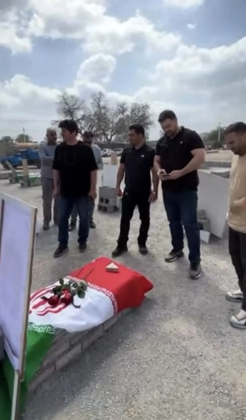 رسول خادم برسر مزار شهدای میناب