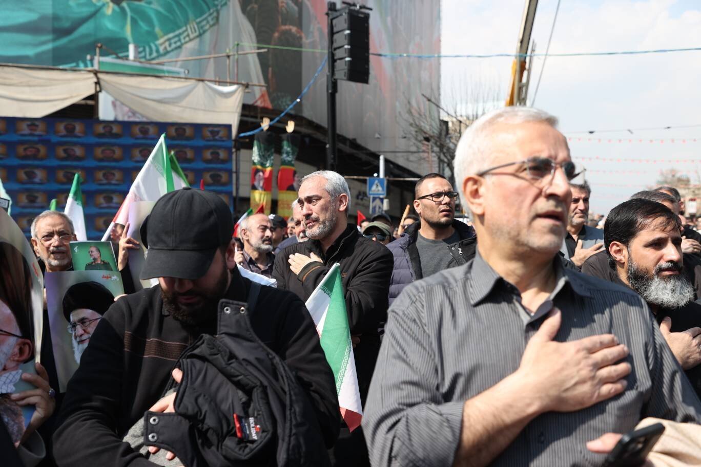 حضور وزیر اقتصاد در مراسم تشییع شهیدان لاریجانی، سلیمانی و شهدای ناو دنا