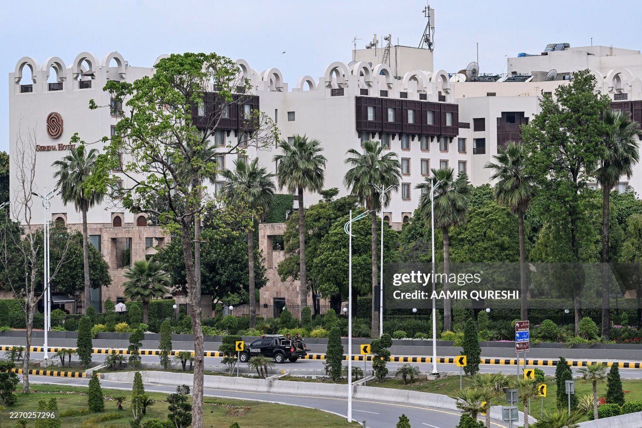 محوطه بیرونی هتل سارینا