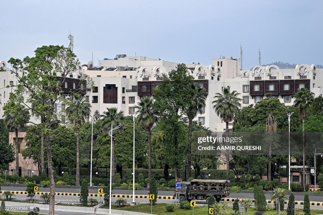 محوطه بیرونی هتل سارینا