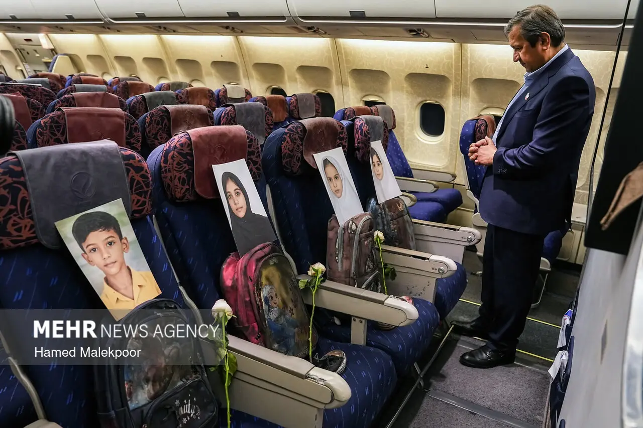 ادای احترام همتی در هواپیما به دانش‌آموزان میناب