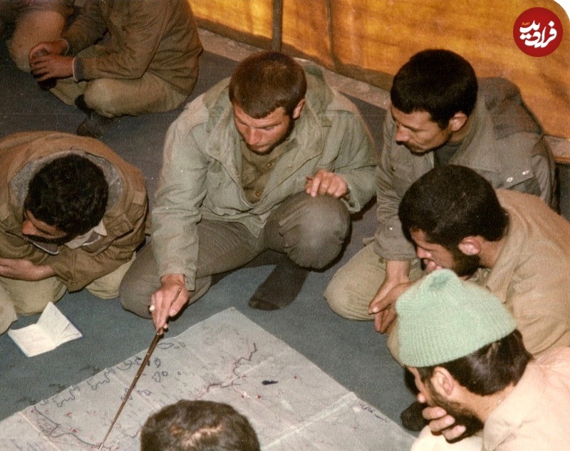محمدباقر قالیباف در حال توضیح نقشۀ عملیات ۴۵ سال پیش