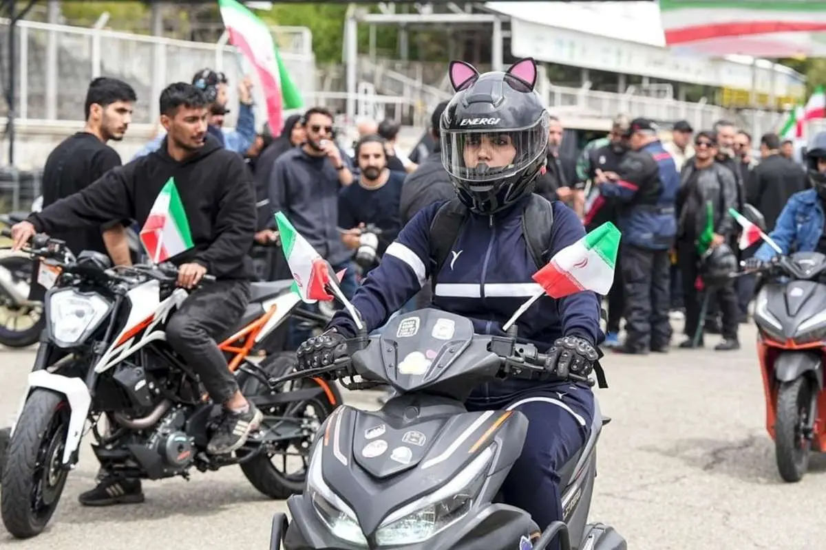 زنان موتورسوار در میدان آزادی