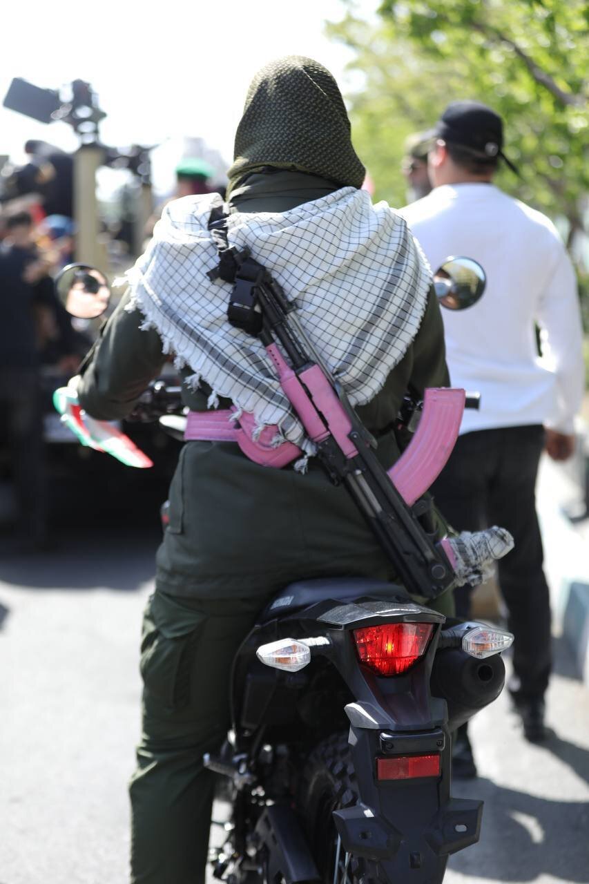 موتورسواری دختران جان فدا با اسلحه صورتی