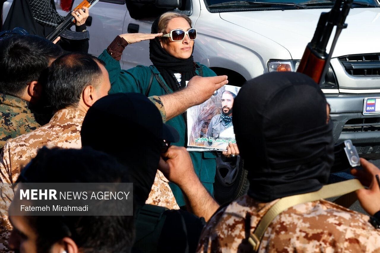 موتورسواری دختران جان فدا با اسلحه صورتی