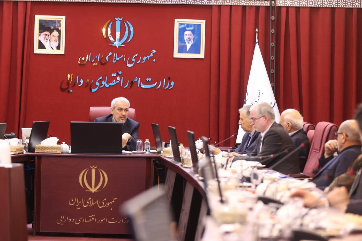 دیدار وزیر اقتصاد با نمایندگان اتاق بازرگانی، اصناف و بازاریان تهران برای تشریح برنامه‌های دولت در مدیریت اقتصاد پس از جنگ