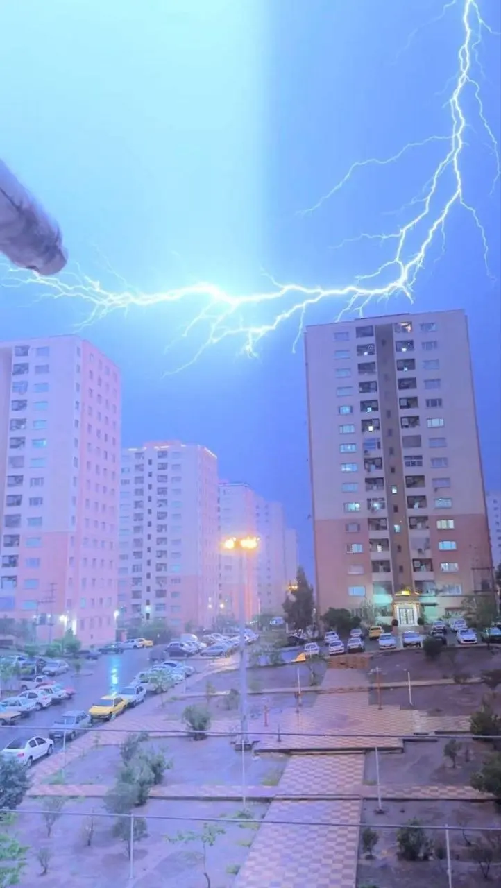 عکس بی‌نظیر از رعد و برق دیشب تهران