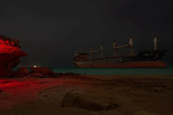 عکس/کشتی متخلف تایلندی در قشم به گل نشست