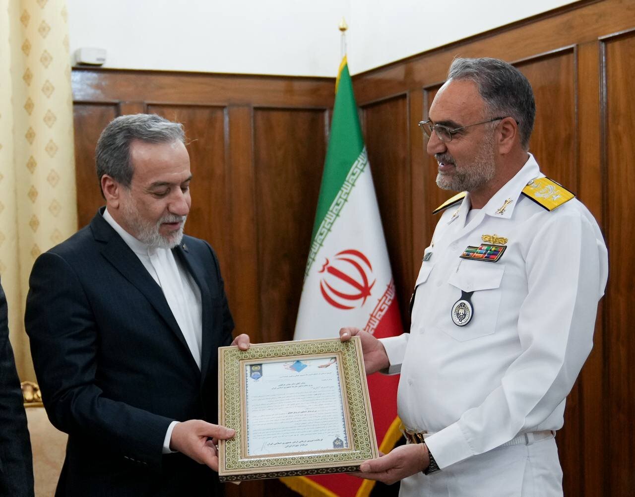 اهدای لوح تقدیر